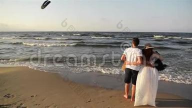 海滩情侣漫步浪漫旅行蜜月度假暑假浪漫.. 休闲年轻快乐的后景
